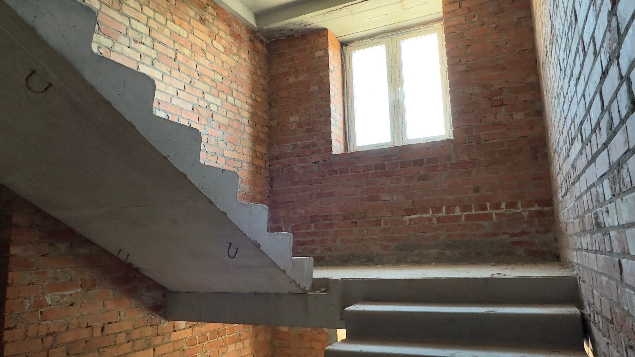 На Київщині відновлюють п’ятиповерхівку, яку пошкодили під час бойових дій в області