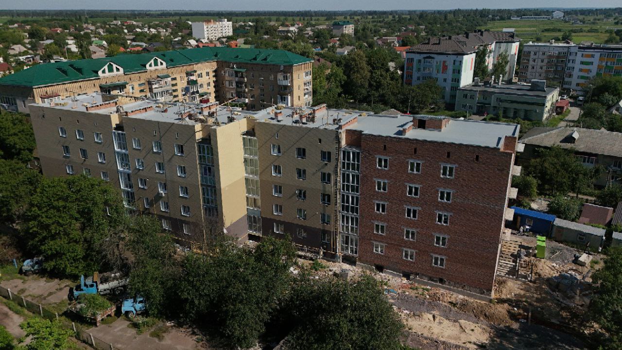 На Київщині відновлюють п’ятиповерхівку, яку пошкодили під час бойових дій в області