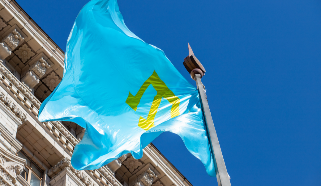 Кримськотатарський прапор на флагштоку біля КМДА 26 червня 2024 рік
