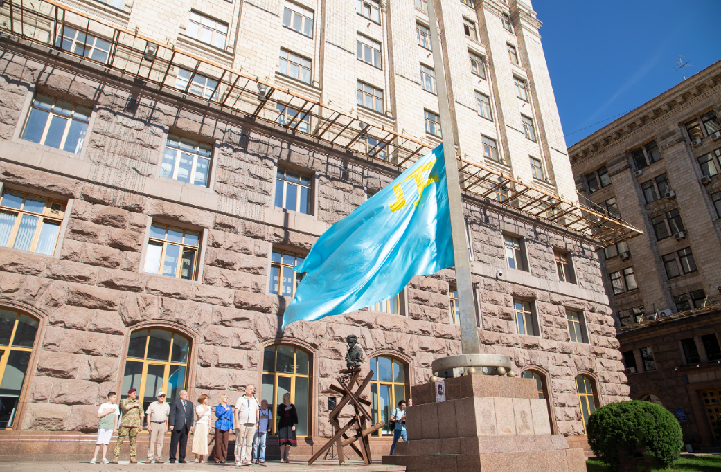 Кримськотатарський прапор на флагштоку біля КМДА у Києві 26 червня 2024 року