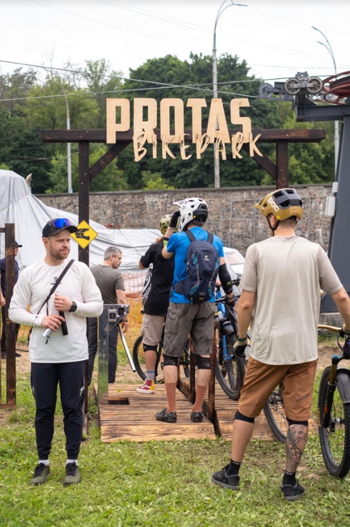 У Києві відкрили гірський велосипедний парк Bikepark Protas: адреса, графік роботи, ціна