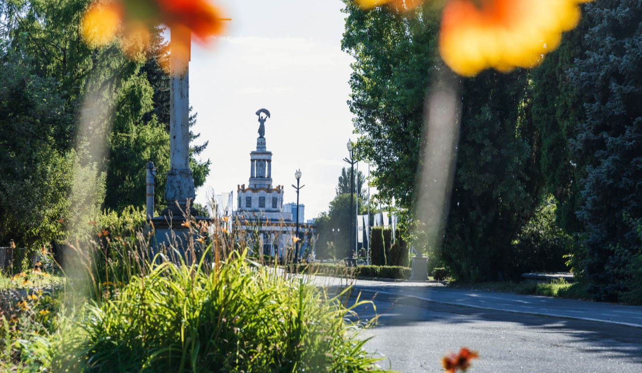 Квітоліто на ВДНГ у Києві: в Експоцентрі стартує літній квітковий сезон