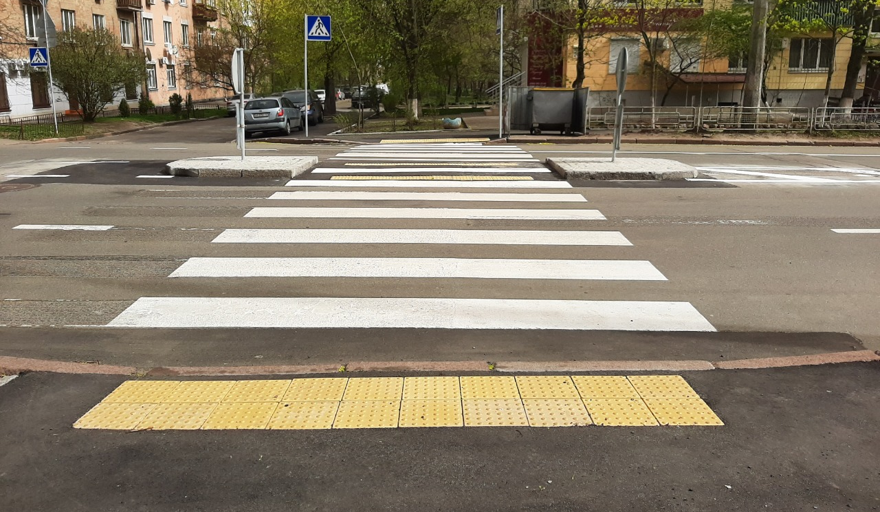 На Печерську у Києві облаштовують безбар’єрну інфраструктуру для пішоходів: подробиці