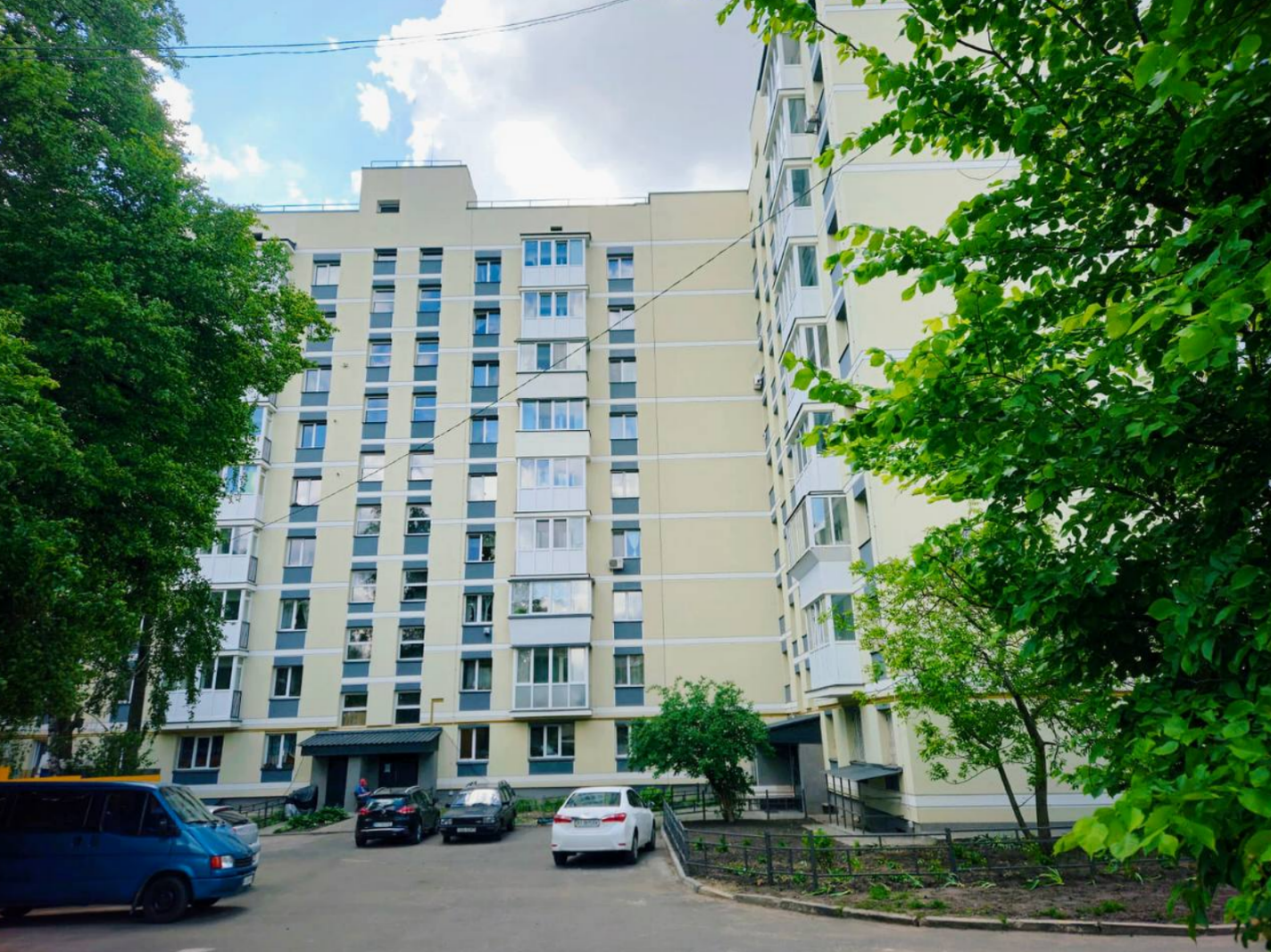 У Бучі триває капітальний ремонт пошкодженої дев'ятиповерхівки на вулиці Яблунській