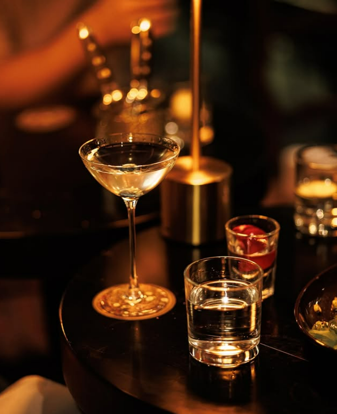 Бари Києва, де наливають джин та коктейлі його на основі: Hendricks Bar