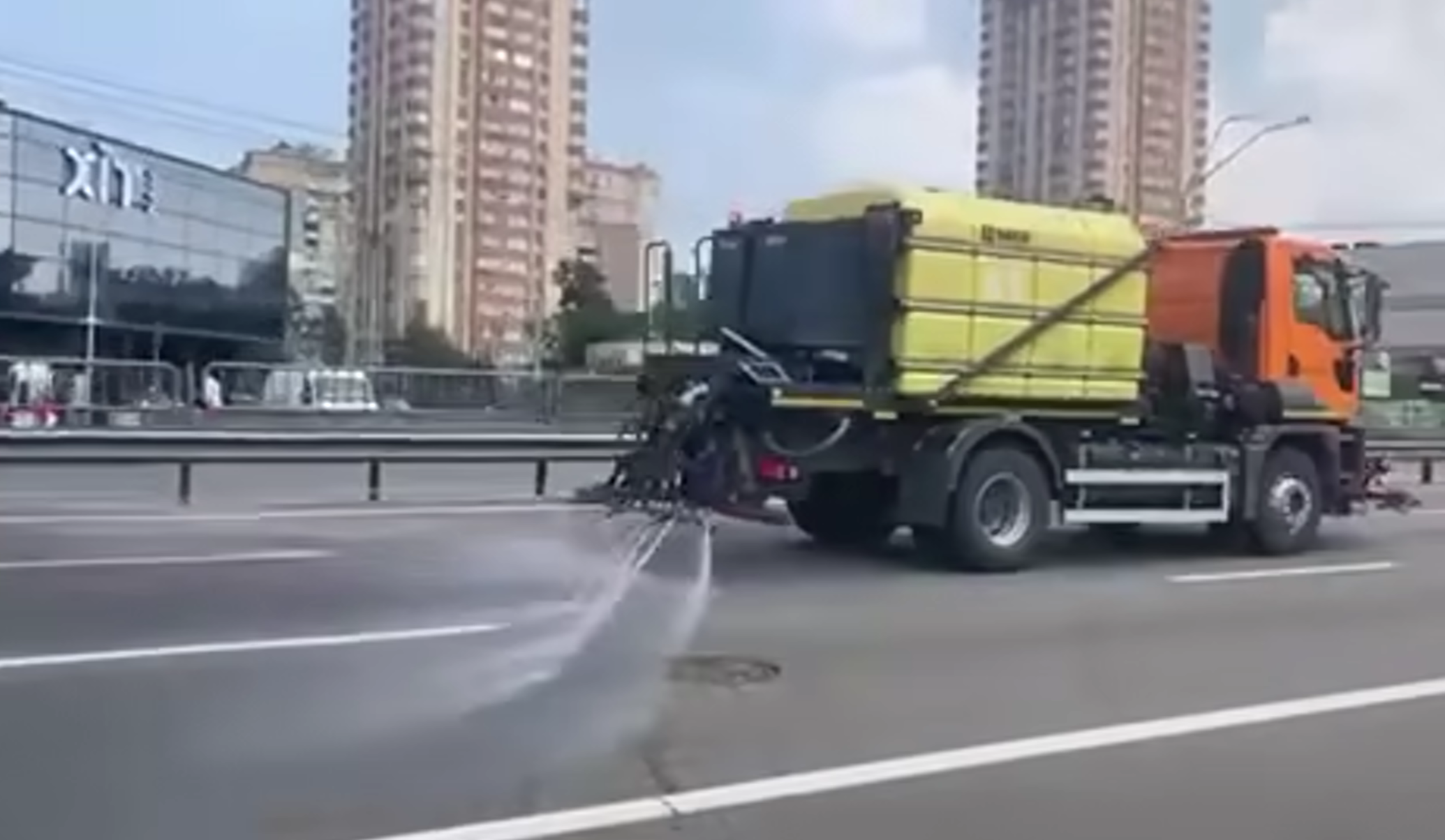 Київські вулиці "поливають"