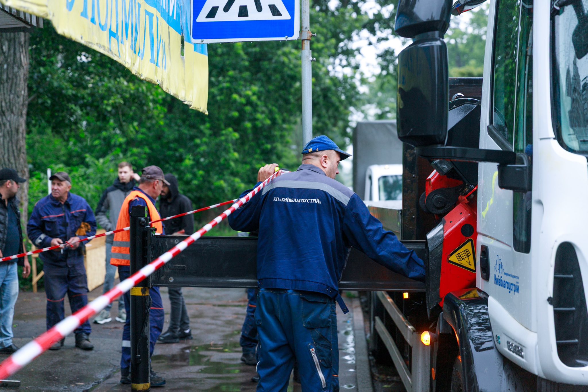 Біля станції метро "Житомирська" розпочали масштабний демонтаж МАФів: фото, відео