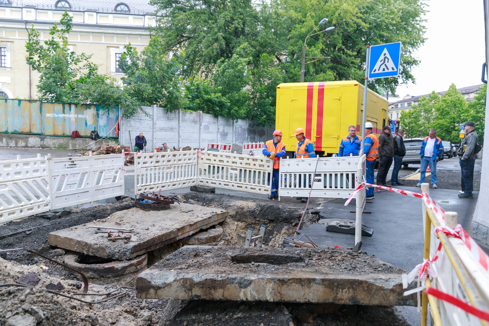 "Київтеплоенерго" ремонтує зношену тепломережу на вул. Лаврській: фото