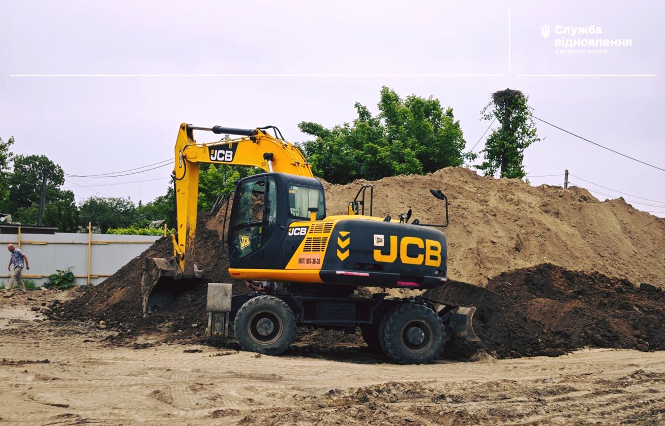У Бородянці на Київщині зводять нову багатоповерхівку на місці зруйнованої: фото