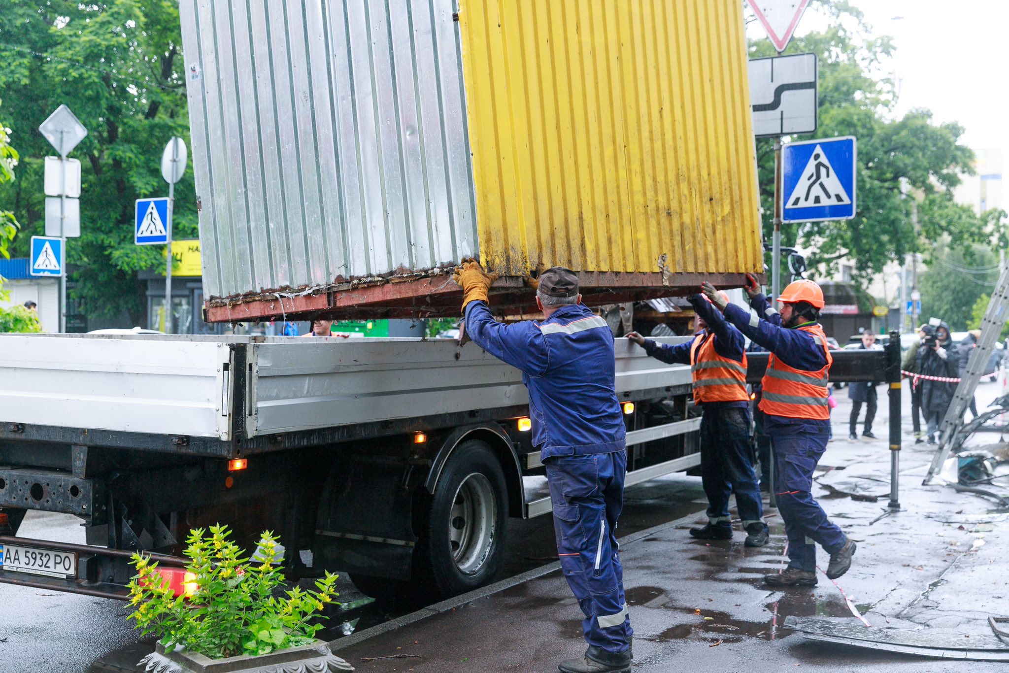 Біля станції метро "Житомирська" розпочали масштабний демонтаж МАФів: фото, відео