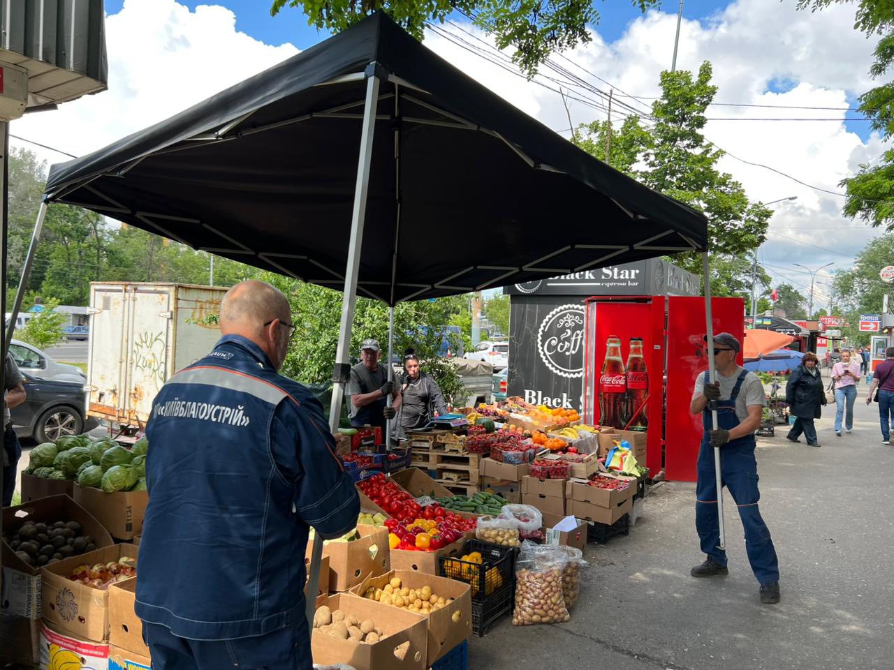 Демонтаж лотків та адмінпротоколи: у Києві триває боротьба зі стихійною торгівлею