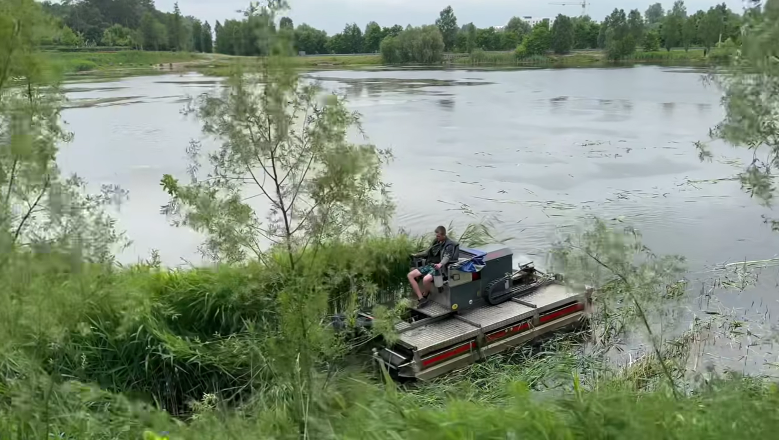 В Бучі очищують озеро біля міського парку