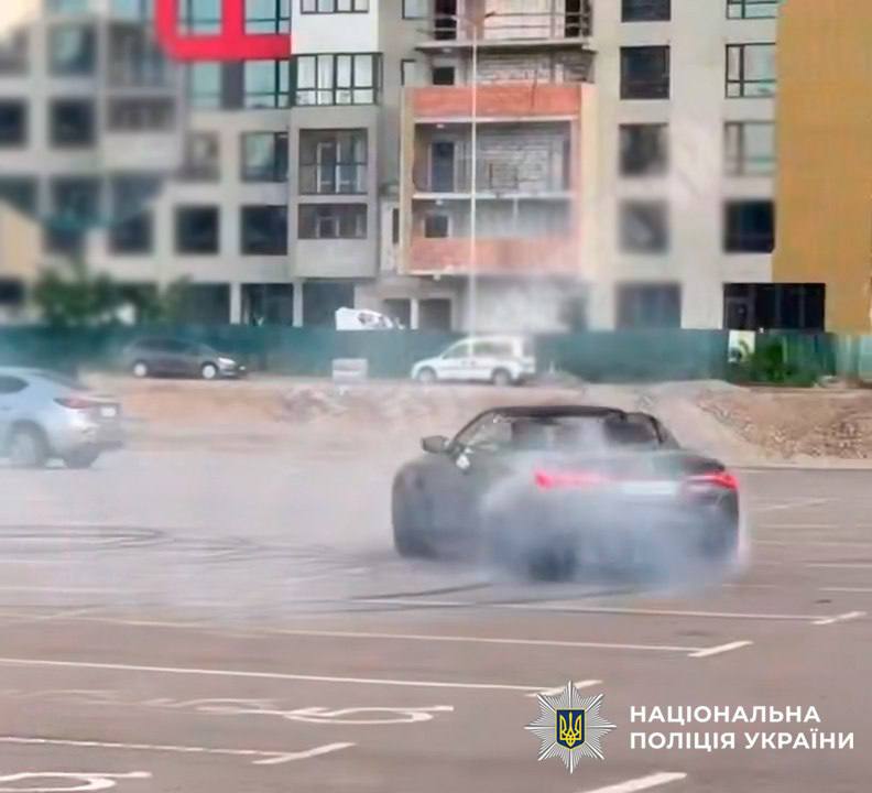 Молодика, який дрифтував у Подільському районі Києва, притягнули до відповідальності: відео