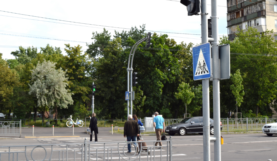 На Лісовому проспекті облаштували новий безбар’єрний пішохідний перехід