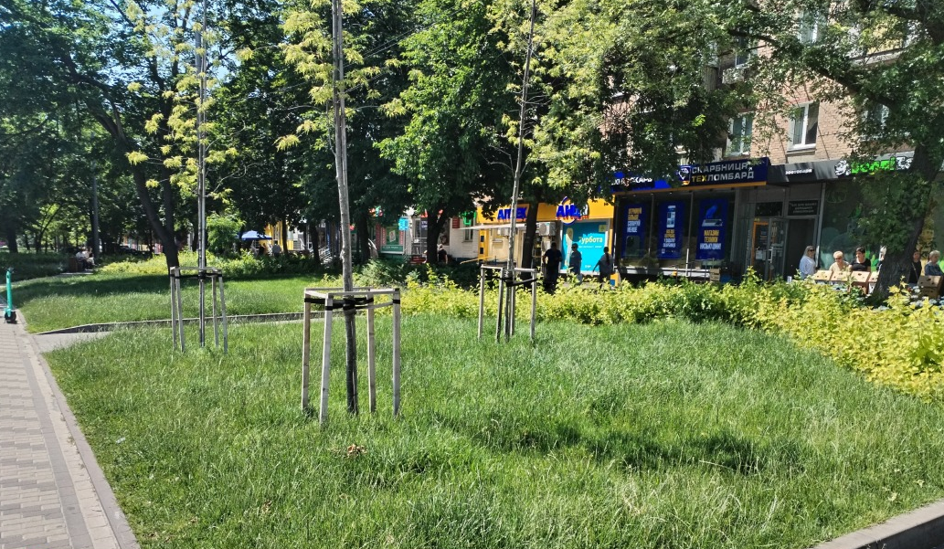 Біля станцій метро у Києві, де демонтували МАФи, облаштовують сквери і зони відпочинку: фото