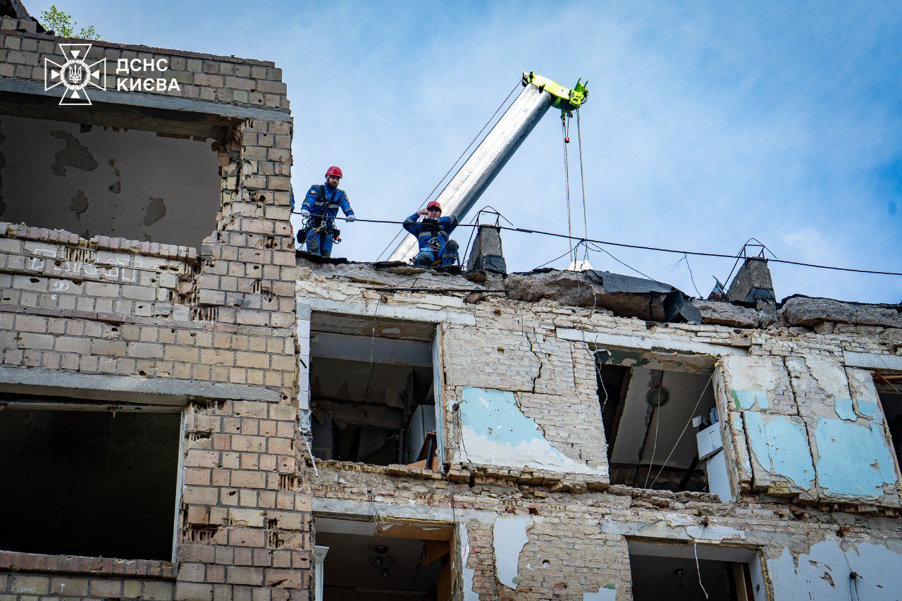 Рятувальники завершили розбір завалів на місці обстрілу в Шевченківському районі