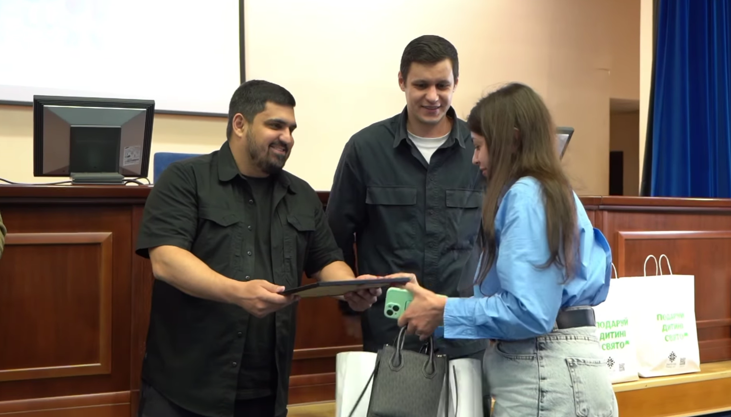 У Києві нагородили школярів, які допомагали розбирати завали після ракетного удару
