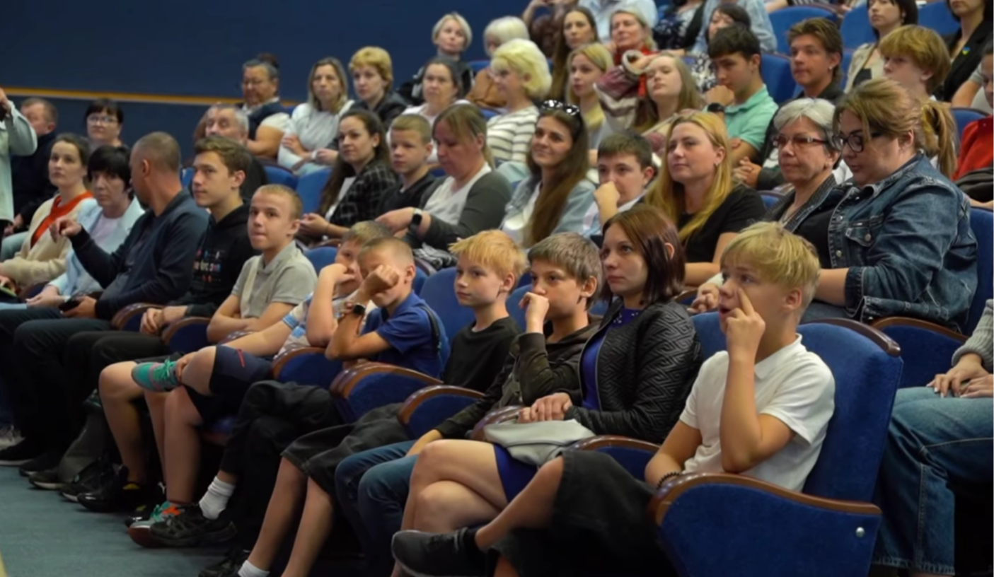 У Києві нагородили школярів, які допомагали розбирати завали після ракетного удару