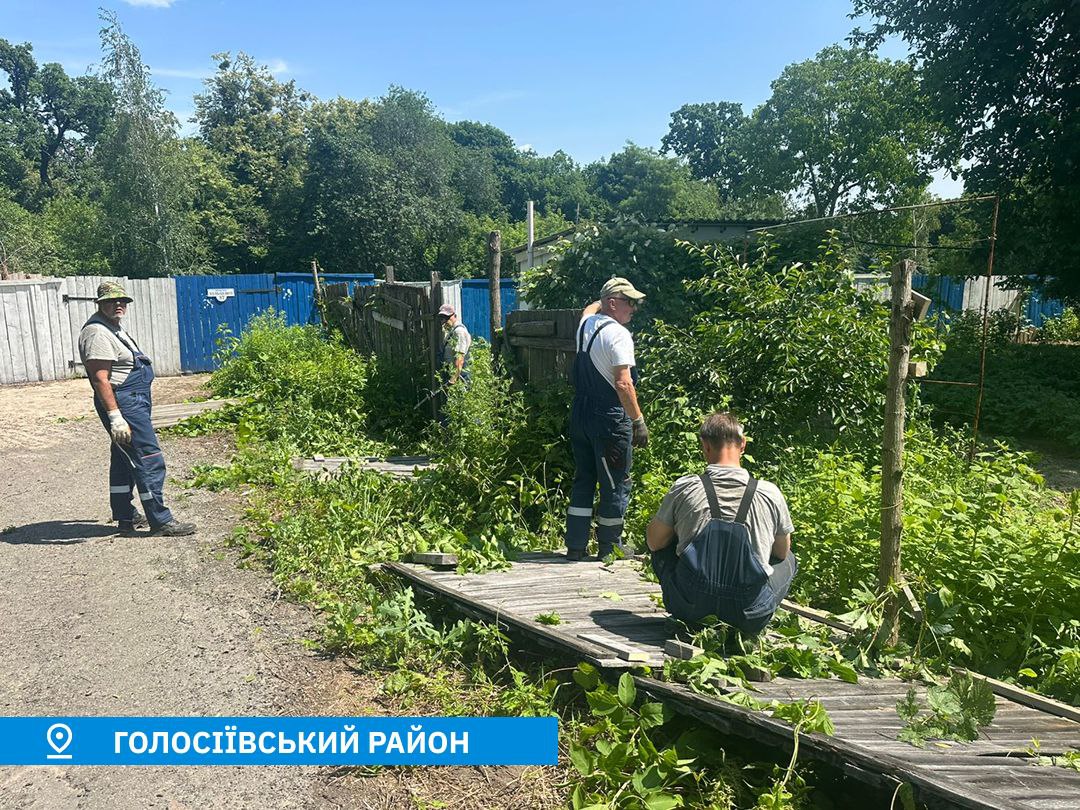 У Києві продовжують демонтувати незаконні паркани та огорожі: фото