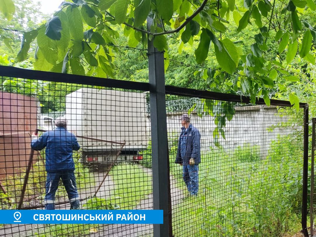 У Києві продовжують демонтувати незаконні паркани та огорожі: фото