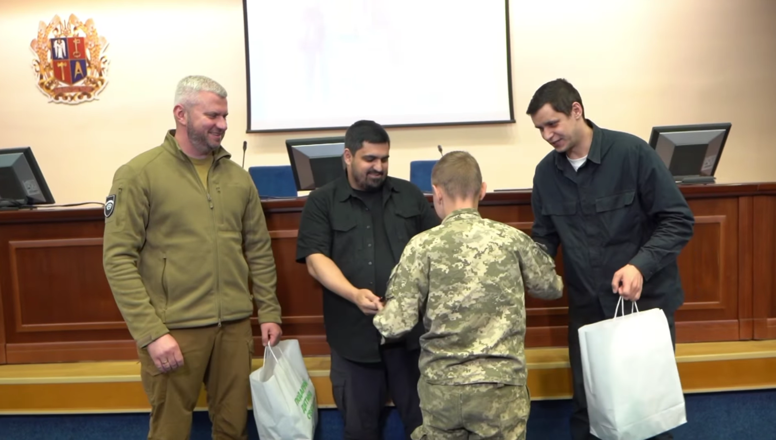 У Києві нагородили школярів, які допомагали розбирати завали після ракетного удару