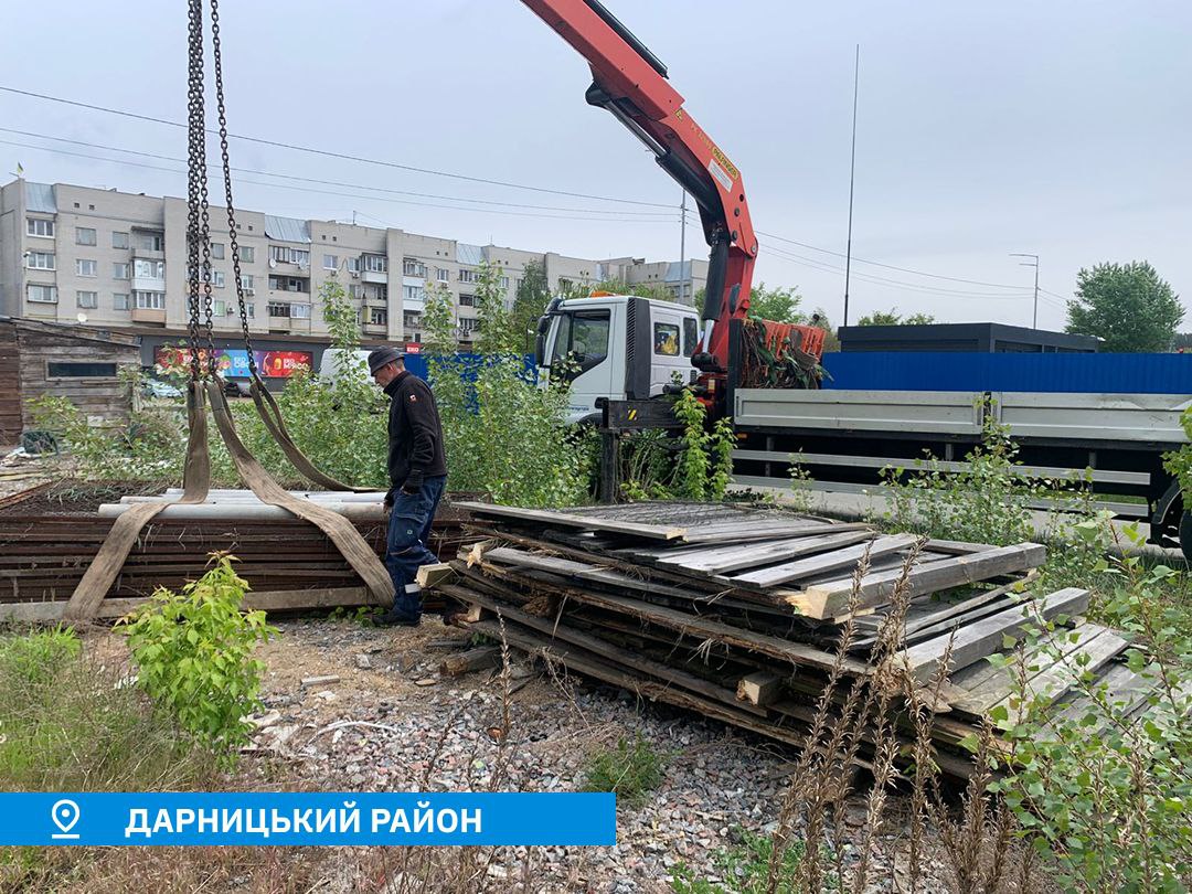 У Києві продовжують демонтувати незаконні паркани та огорожі: фото