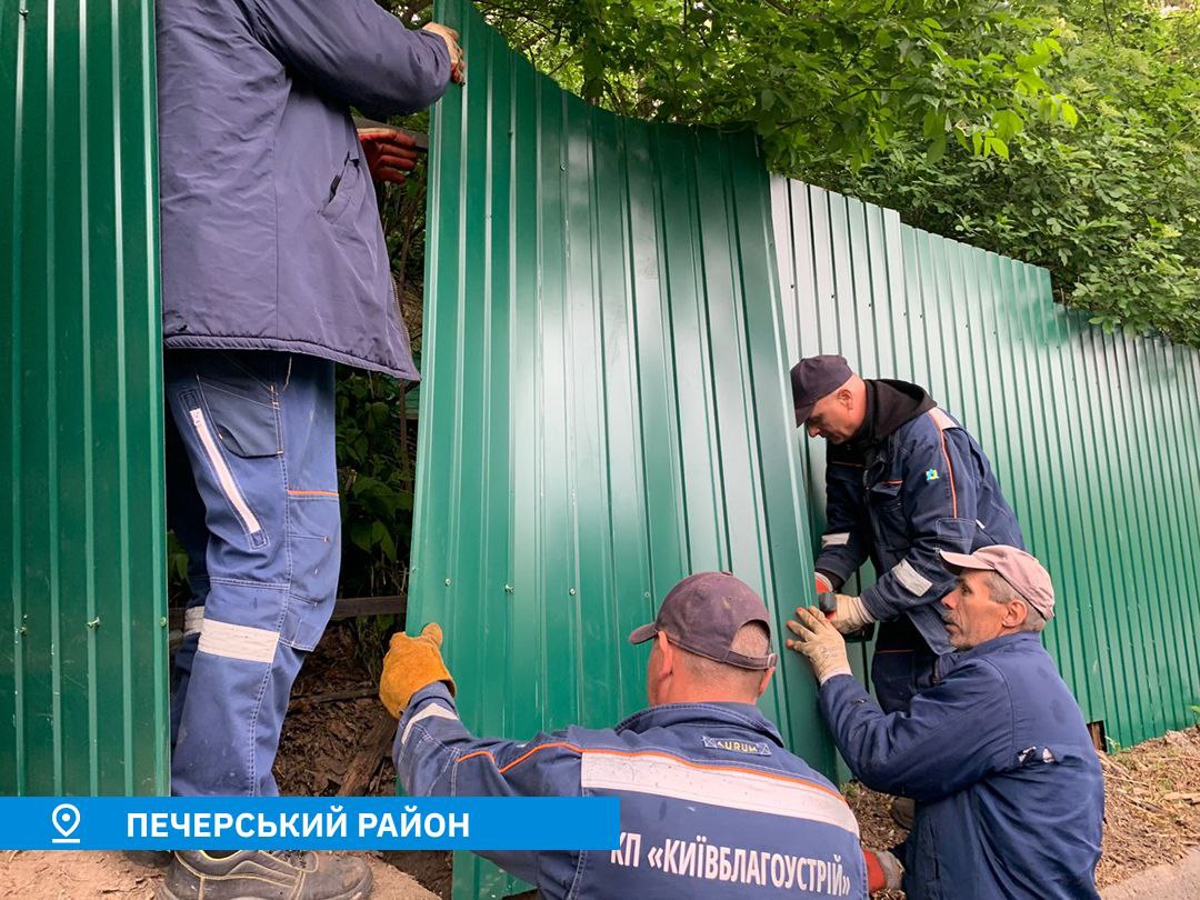 У Києві продовжують демонтувати незаконні паркани та огорожі: фото
