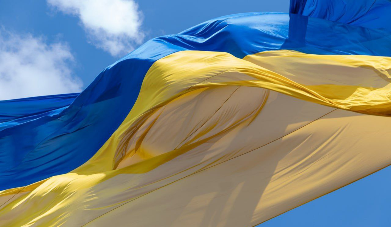 Через прогнозовану негоду у Києві приспустять головний прапор України: деталі