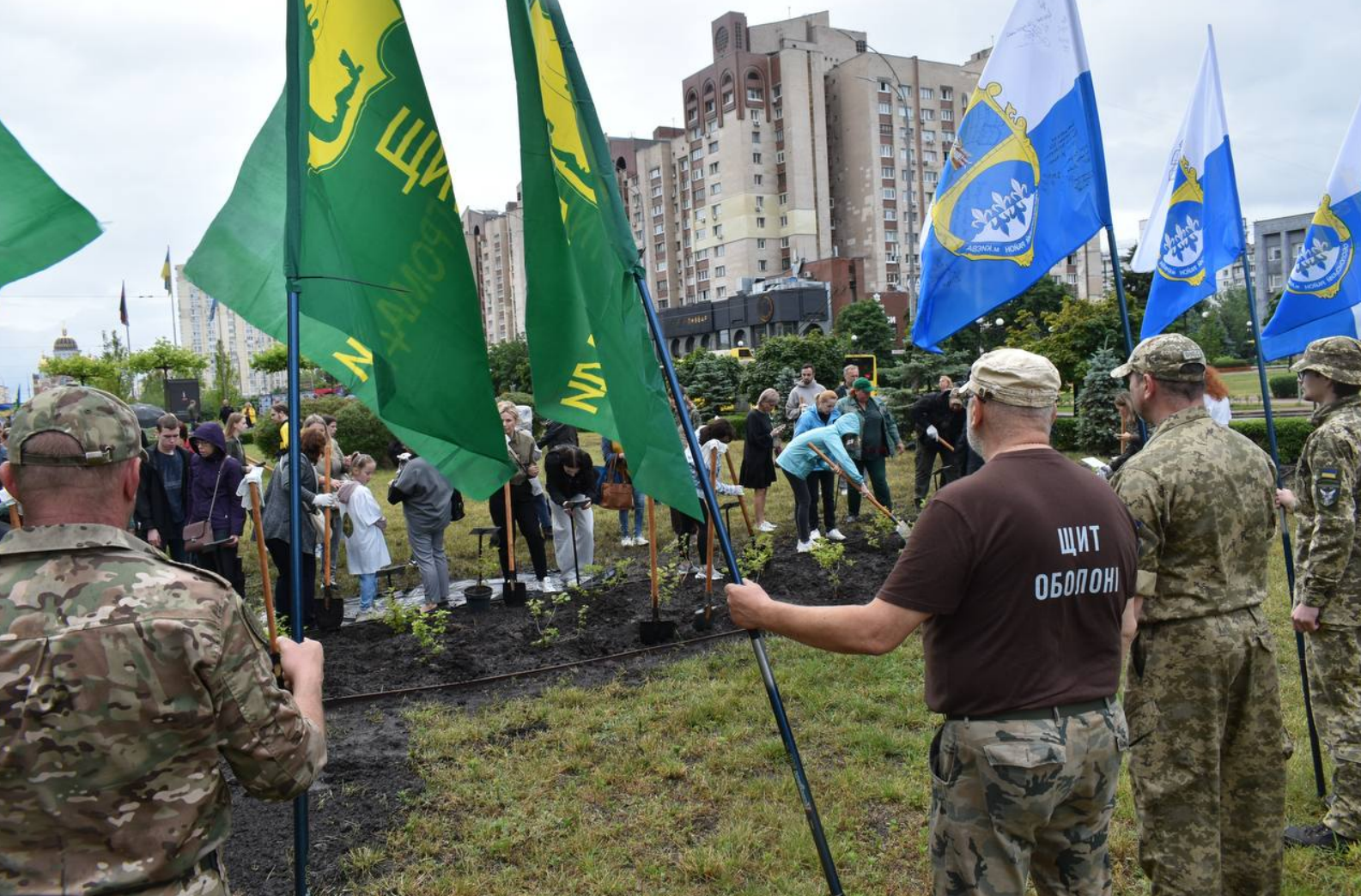 На Оболоні висадили Алею калин на честь зниклих безвісти