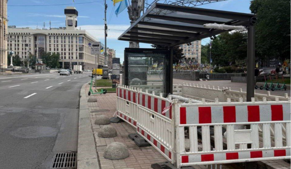 На Майдані Незалежності облаштовують павільйон перенесеної зупинки: фото