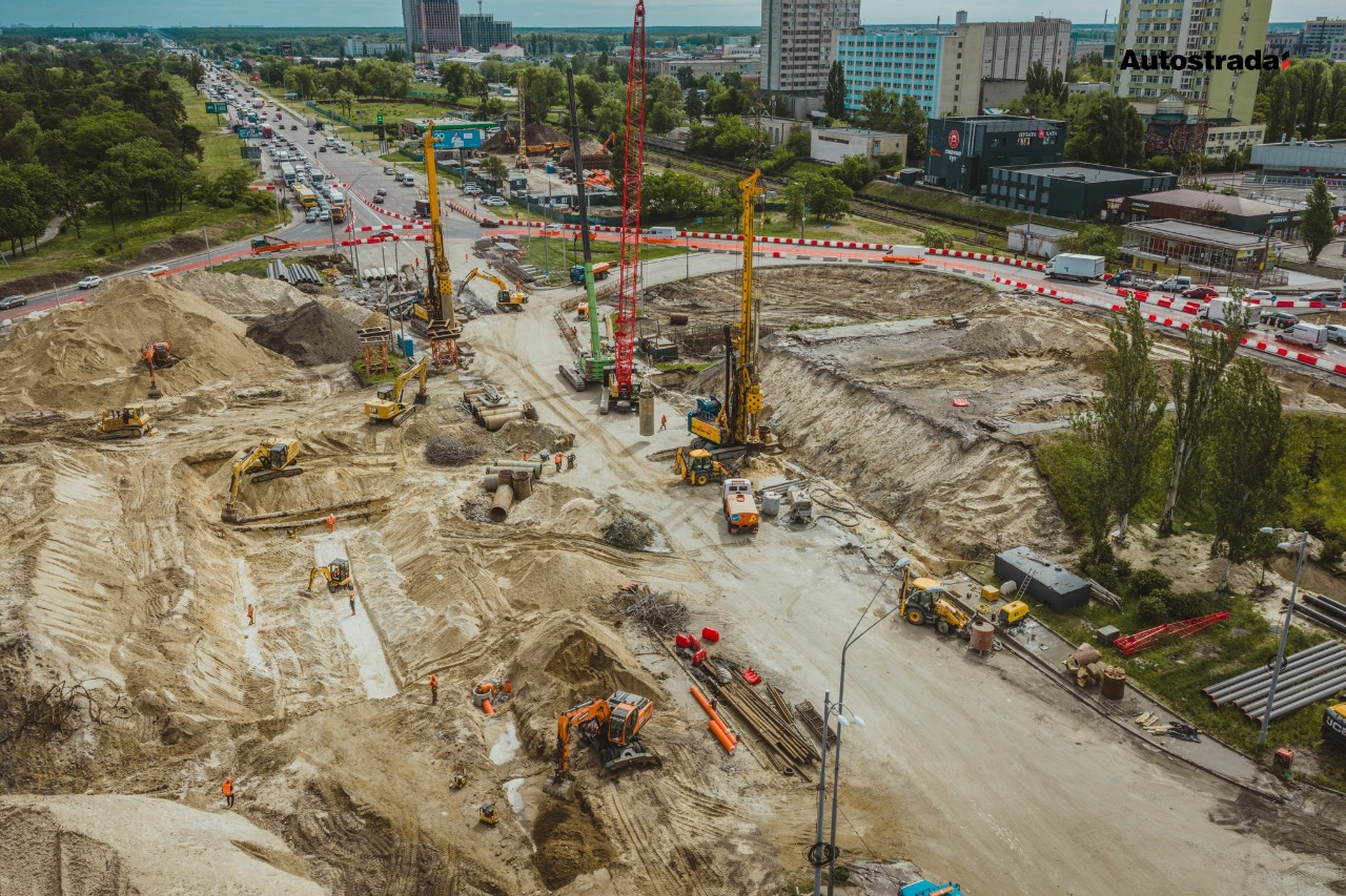 У Києві триває реконструкція шляхопроводу біля метро "Чернігівська": фото