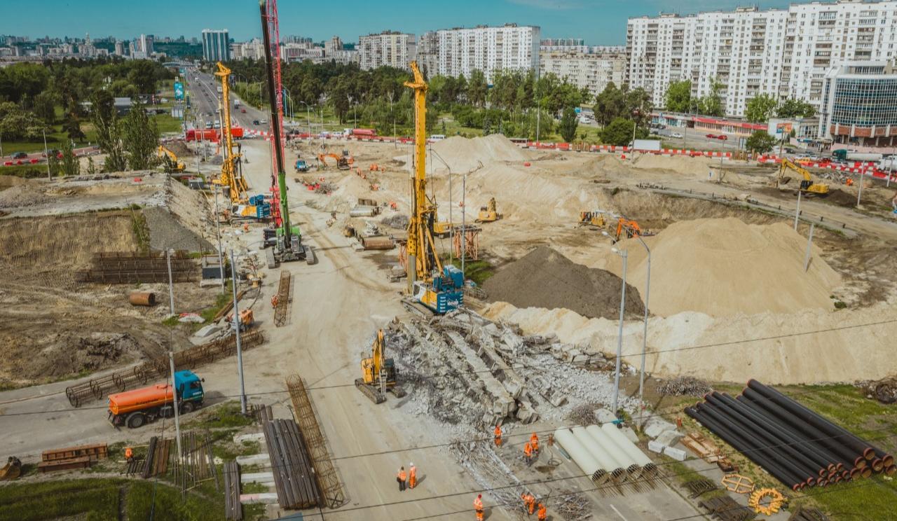 У столиці триває реконструкція шляхопроводу біля метро "Чернігівська": фото