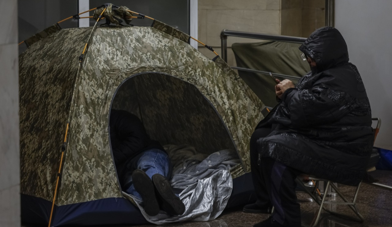 Займають багато місця: у соцмережах скаржаться на намети в метро під час обстрілів