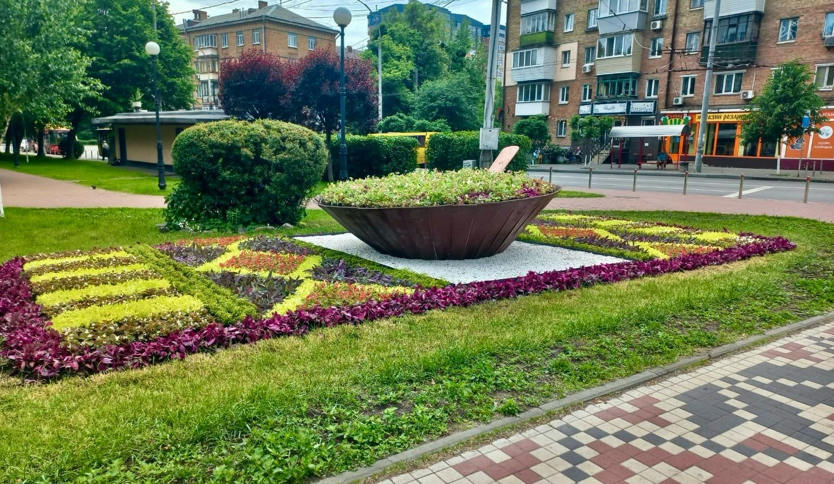 Український борщ на вишитому рушнику: оригінальний квітник прикрашає сквер у Києві