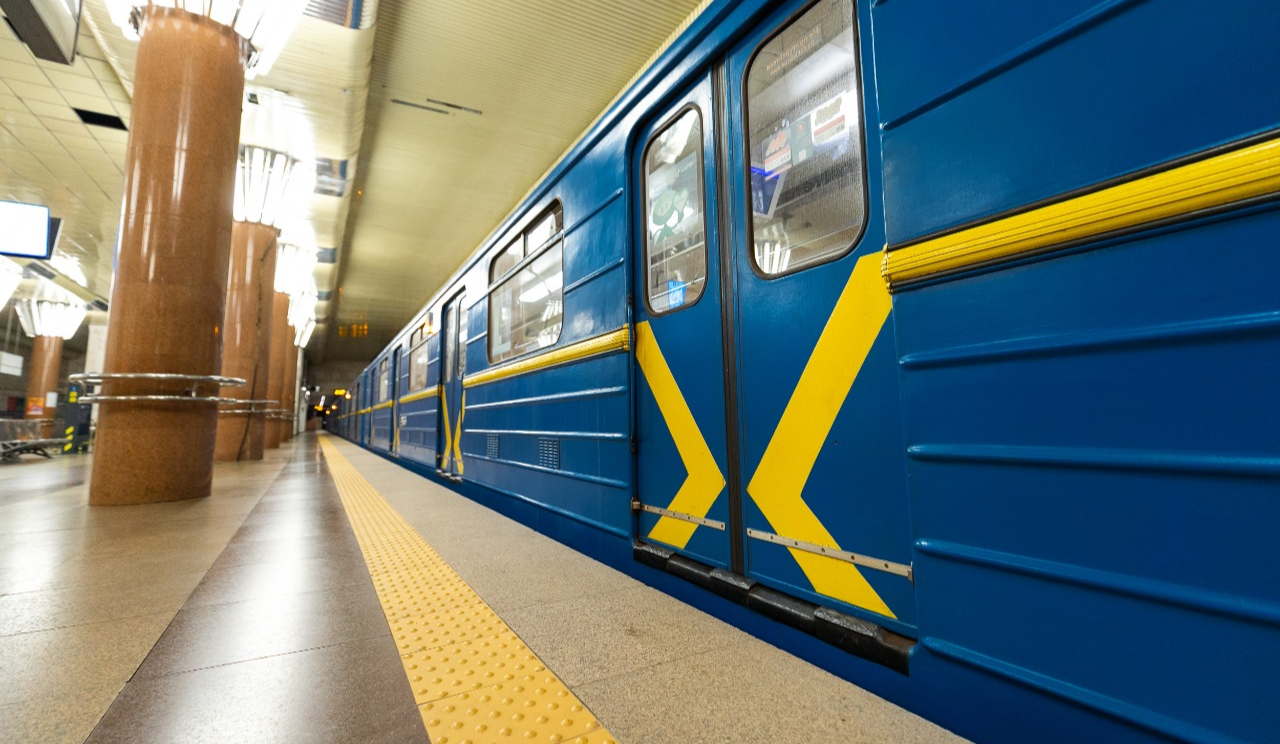 Кияни просять залишати вагони метро на станціях під час обстрілів: петиція