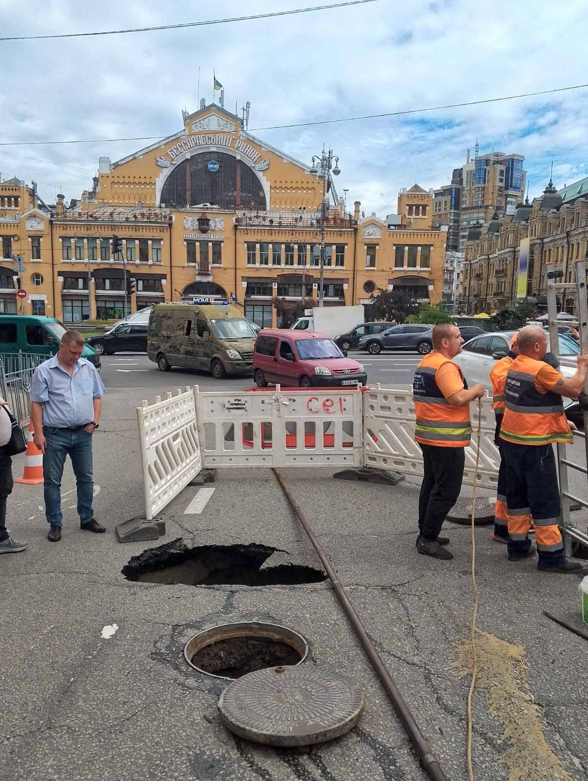 Фото: "Київводоканал" На двох локаціях у Києві ремонтують водопровідні мережі: на дорогах виникли провалля
