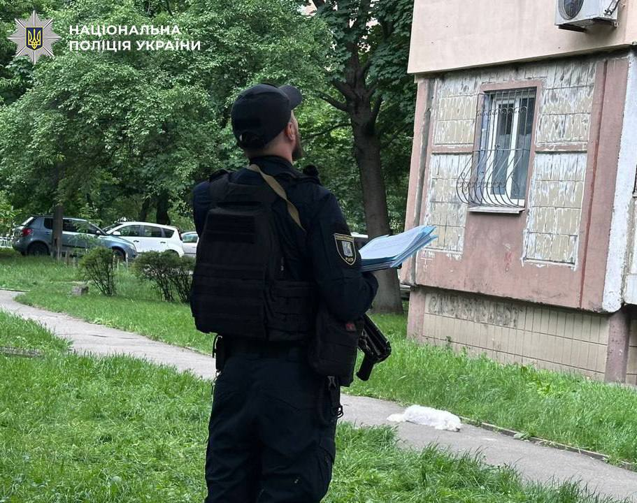 У Києві собаку викинули з вікна шостого поверху: поліція розпочала провадження