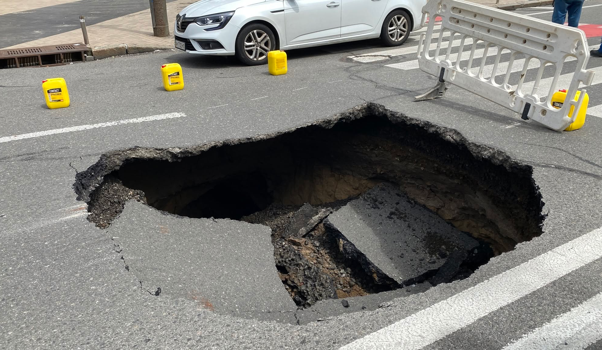 На двох локаціях у Києві ремонтують водопровідні мережі: на дорогах виникли провалля