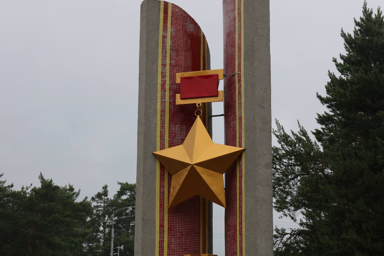 Фото: "Київблагоустрій" Зі стели на в’їзді до Києва демонтували радянську зірку: фото