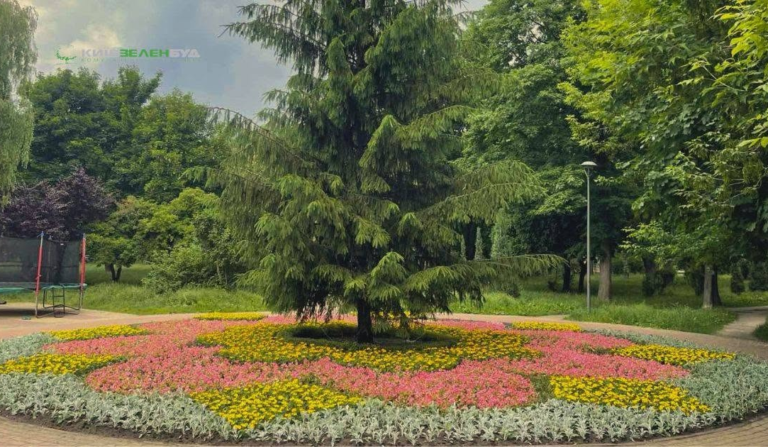 Майже 18 тисяч рослин: у парку "Веселка" висадили масштабне квіткове панно