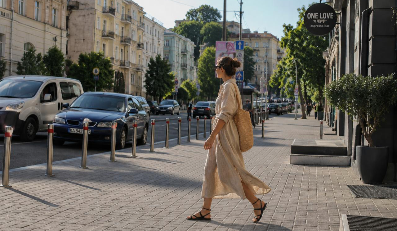 Літній гардероб для міста: як зібрати образ, у якому зручно ходити цілий день