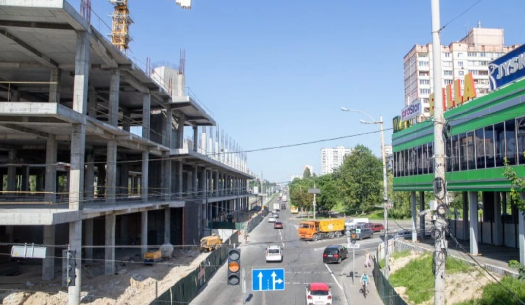 Недобудований ТРЦ "April City" у Києві 5 років стоїть без оренди землі: що відомо