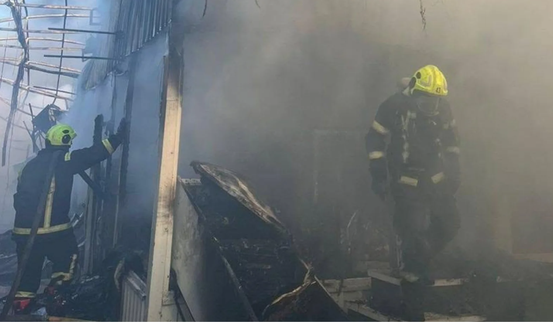 У Києві через нічну масовану атаку згорів відомий антикварний ринок на Почайній: відео