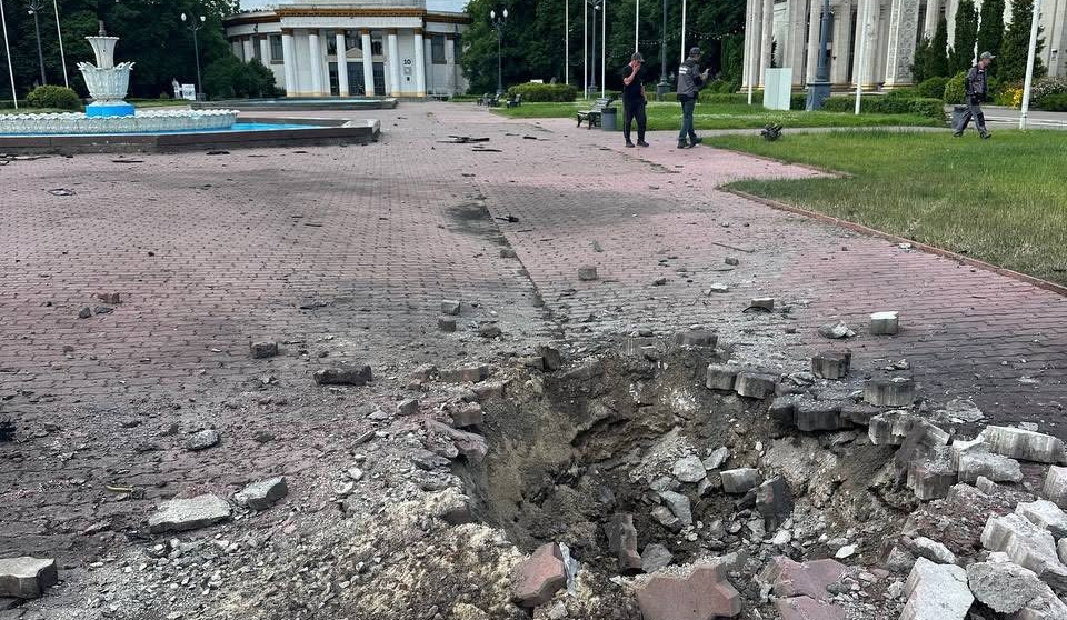 Внаслідок російського обстрілу 15 червня постраждала територія ВДНГ: фото
