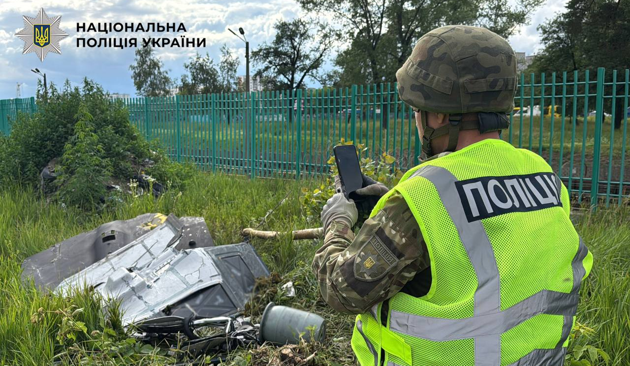 У Деснянському районі знайшли російський дрон з бойовою частиною: подробиці