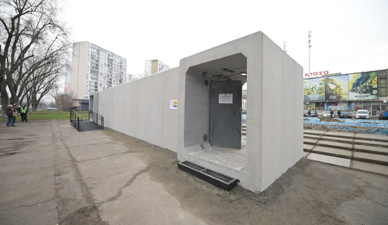 Чому у Києві досі немає мобільних укриттів: розслідування Bihus.Info