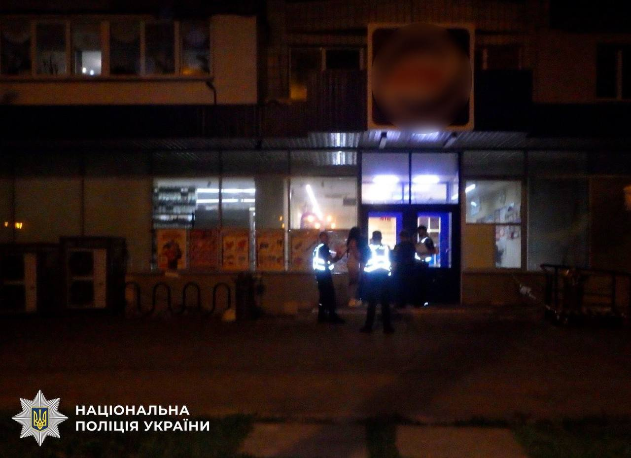 20-річна киянка вибили двері магазину, бо їй відмовилися продавати алкоголь: подробиці