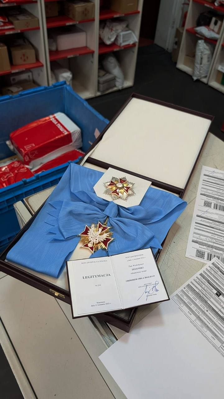Фото: Володимир Зеленський / Telegram Володимир Зеленський відправив Орден Білого Орла до Польщі Новою поштою