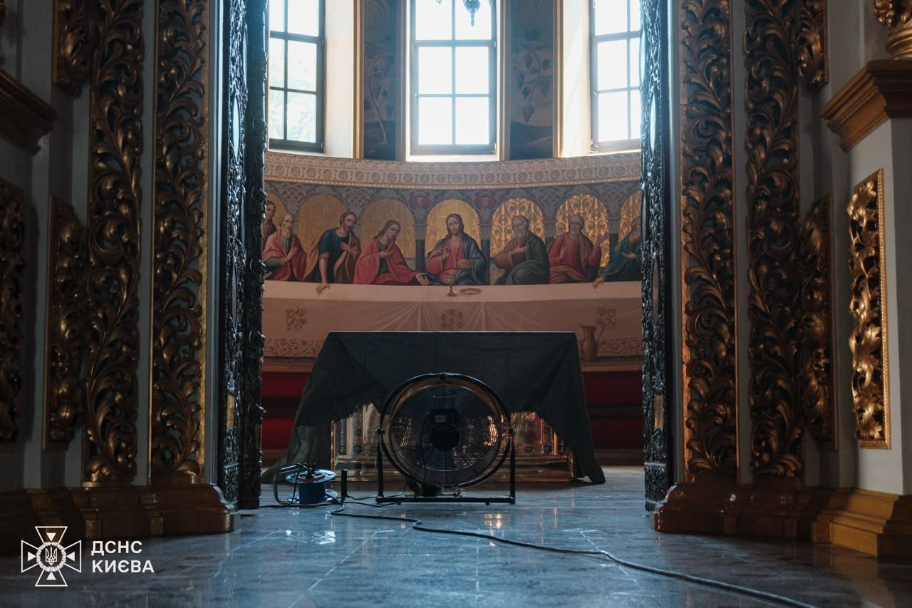 У Києво-Печерській лаврі завершили консервацію даху Успенського собору: фото