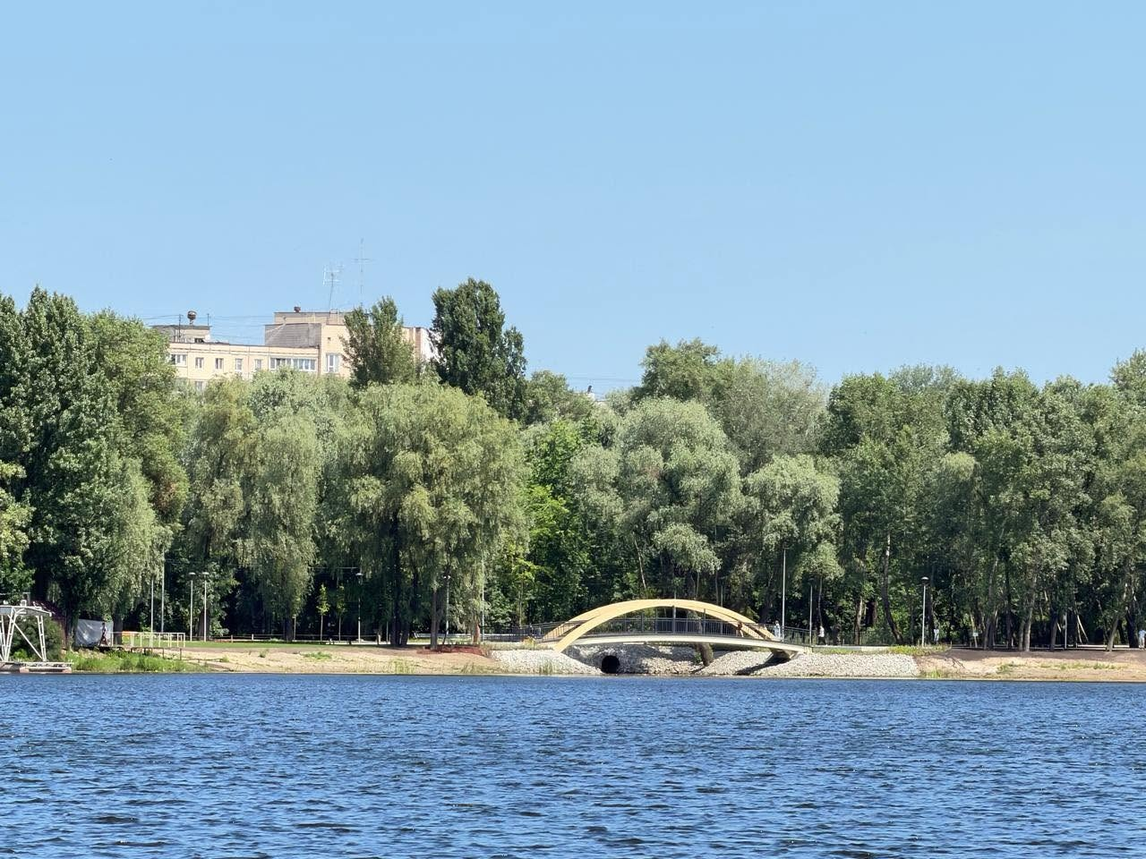 На Оболоні у Києві відкрили Вільнюський сквер і новий пішохідний міст: фото